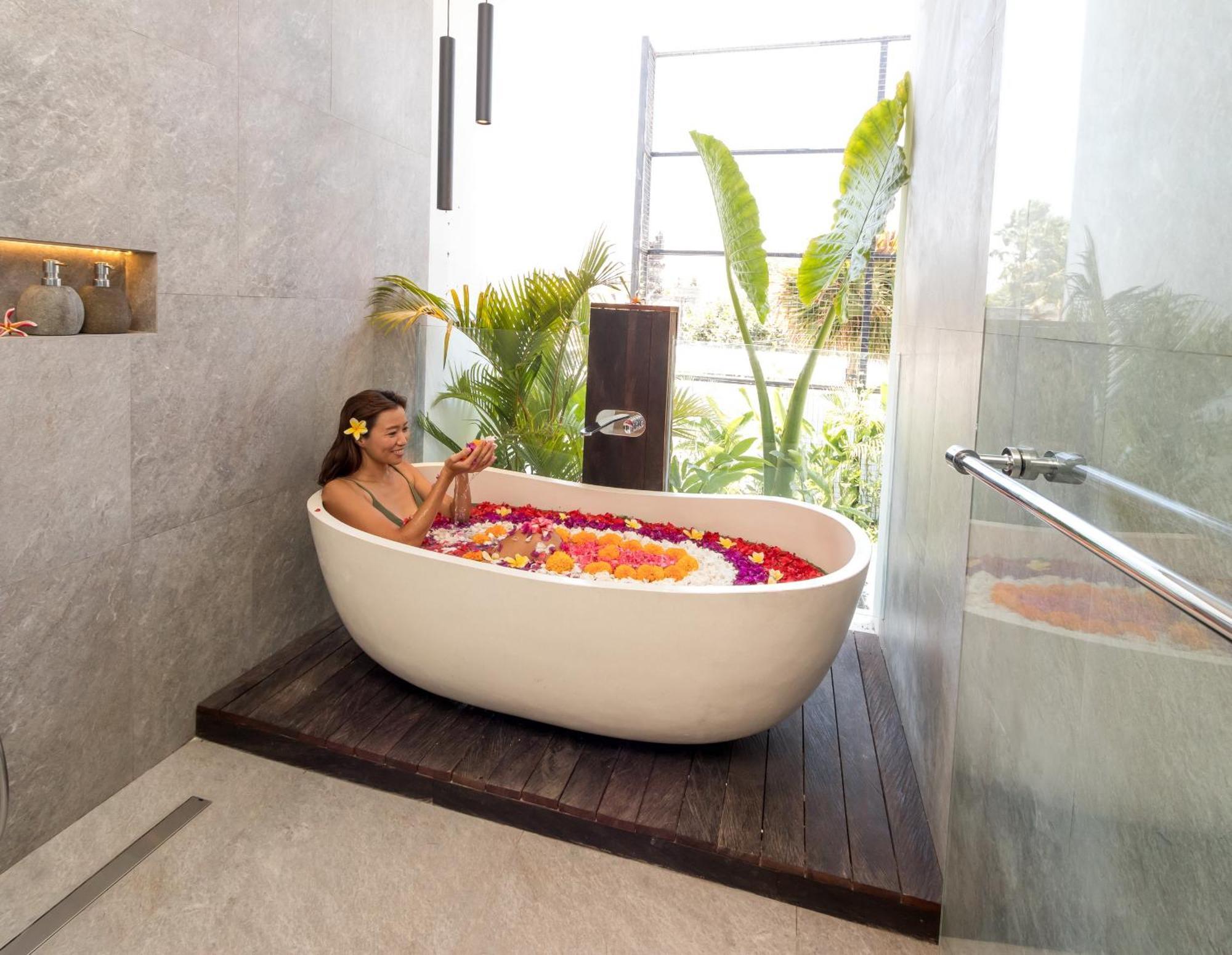 Botanika Estate Private Pool Apartemen *