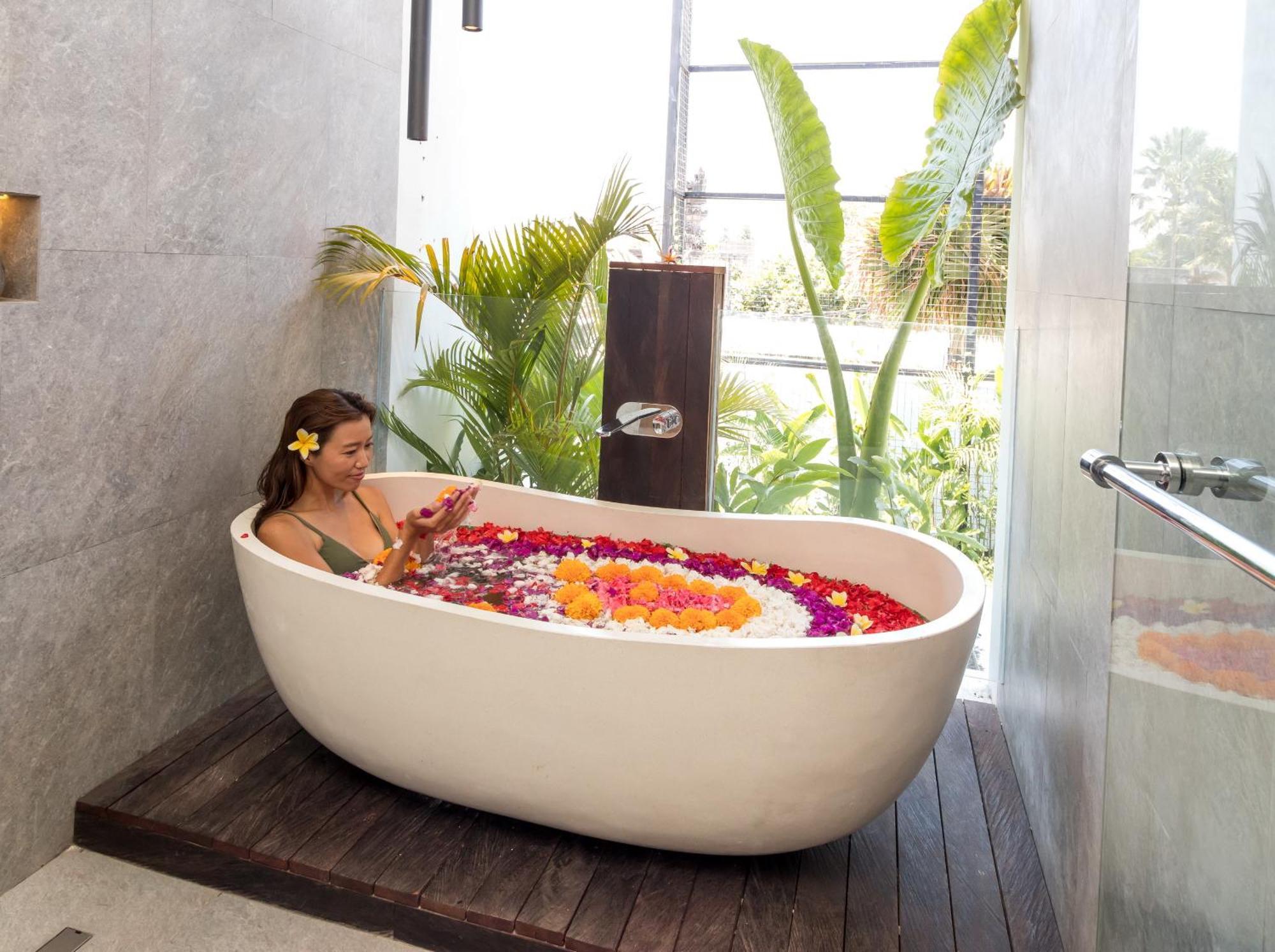 Botanika Estate Private Pool Apartemen